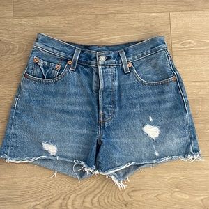 Levi’s 501 shorts medium light wash